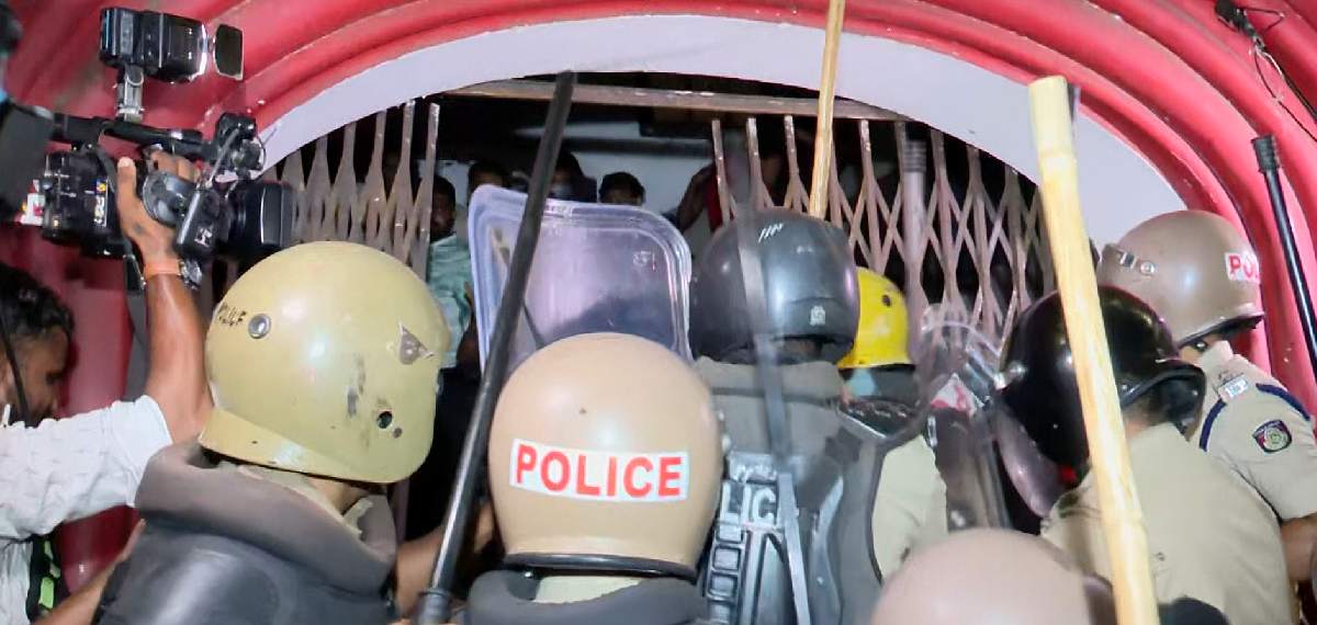 பல்கலைக்கழக விடுதிக்குள் போலீஸ் நுழைந்து மாணவர்கள் மீது தாக்குதல்: டி.ஒய்.எஃப்.ஐ. கடும் கண்டனம்.