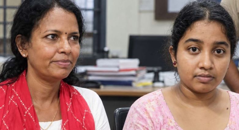 காவல் நிலையத்திலேயே ரகளை; பெண் போலீசாரைத் தாக்கியதாக ஹனிட்ராப் வழக்கில் தொடர்புடைய தாய், மகள் கைது!