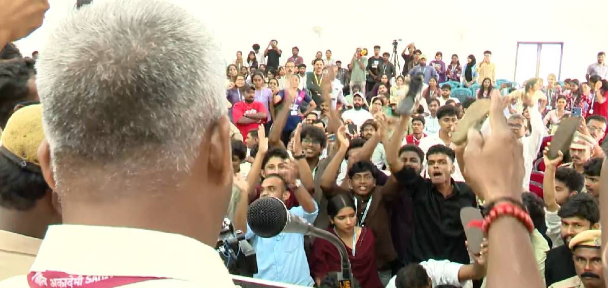 காசர்கோடு மத்திய பல்கலைக்கழகத்தில் மாணவர் போராட்டம்: SFI, NSUI, MSF நிர்வாகிகள் உட்பட 5 பேருக்கு 14 நாட்கள் இடைநீக்கம்!