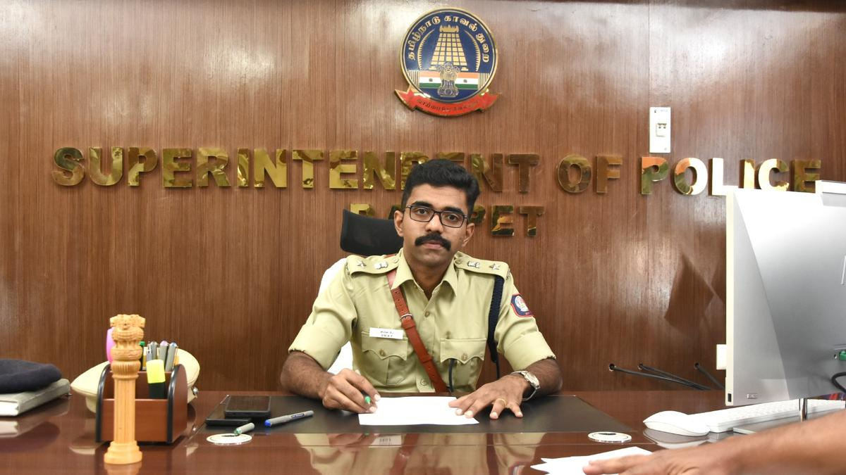 தலைக்கவசம் அணியாதவர்களுக்கு ரூ.1,000 அபராதம்! ஓட்டுநர் உரிமம் இடைநீக்கமும் செய்யப்படும் – இராணிப்பேட்டை காவல்துறை எச்சரிக்கை!