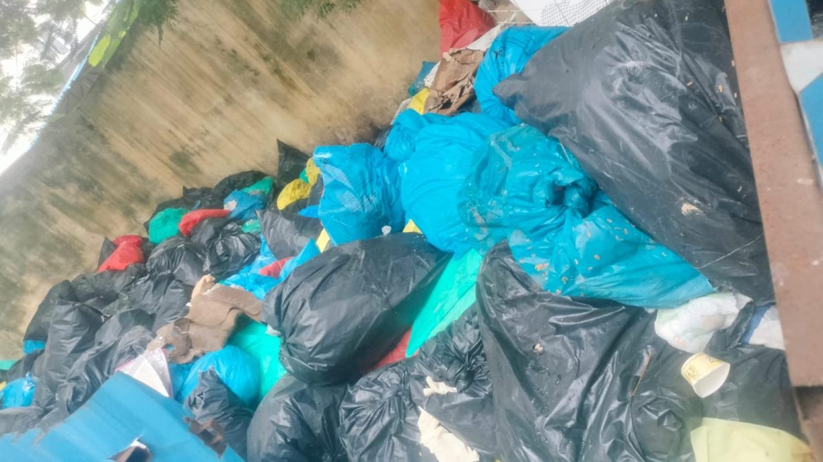 செய்யாறு அரசு மருத்துவமனையில் அவலம்! ஒரு மாதமாக அகற்றப்படாத குப்பைகள் – புழுக்கள் உற்பத்தியாவதால் நோயாளிகள் அவதி.